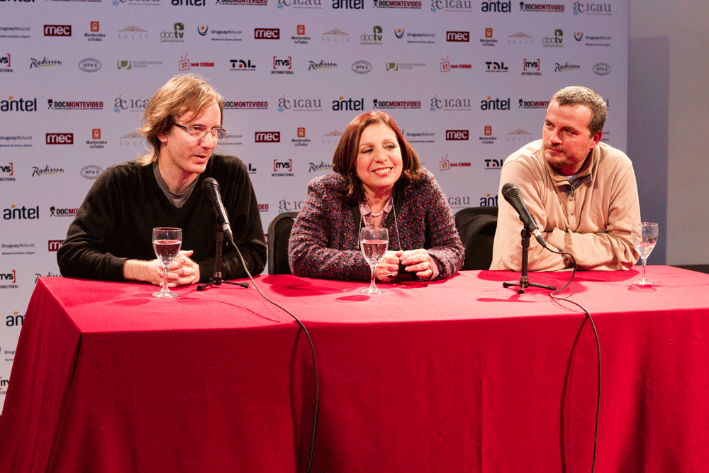 Luis G. Zaffaroni (director de DocMontevideo), Ana Olivera (intendenta de Montevideo) y Martín Papich (director del ICAU) durante la ceremonia de clausura | Teatro Solís | 27/7/2012.