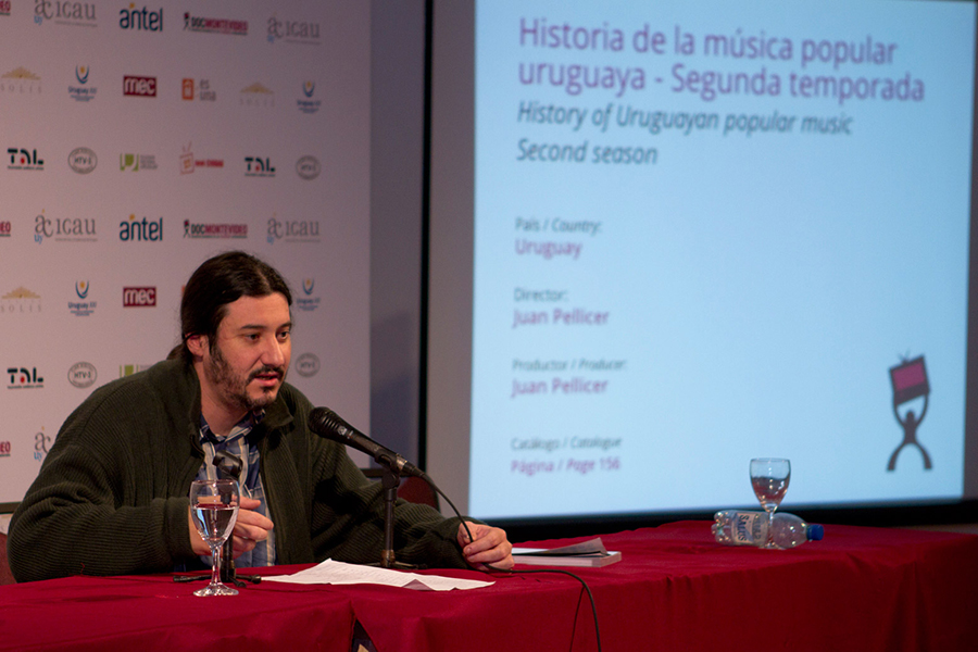 Juan Pellicer durante el pitch de 'Historia de la múscia popular uruguaya II' // Foto: Manuel Larrosa.