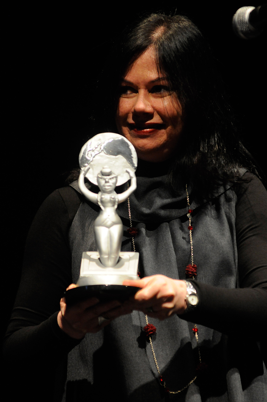 Sidênia Freire, directora de programación de SESC TV (Brasil), recibiendo el premio otorgado a 'Caminhos' en la categoría Producción de Serie. // Foto: Pablo Nogueira.